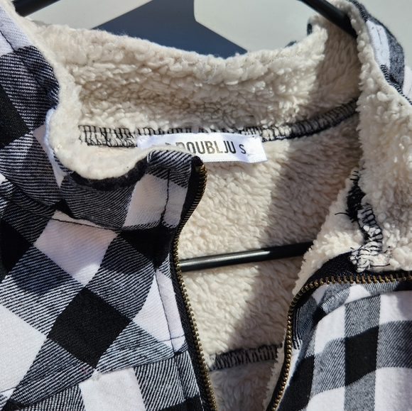 Doublju black and white plaid, sherpa lined, vest size S - Picture 3 of 7